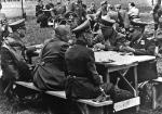 Hitler, Mussolini i Keitel w rozmowie z feldmarszałkiem Kesselringiem, dowódcą wojsk niemieckich na froncie włoskim 