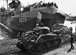 Amerykańskie czołgi zjeżdżają na plażę z okrętów desantowych, przyczółek pod Anzio 24 maja 1944 r. 