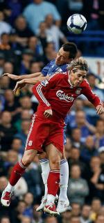 Chelsea – Liverpool: Fernando Torres (przodem) i John Terry