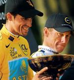 Contador  (z lewej)  i Armstrong  na podium Tour de France 2009 