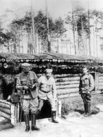 Komendant Józef Piłsudski (z lewej) zwiedza ziemianki rezerwy 4. Pułku Piechoty Legionów Polskich w towarzystwie podpułkownika Leona Barbeckiego (w środku) 