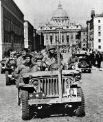 Gen. Mark Clark, dowódca amerykańskiej 5. Armii, w centrum Rzymu, 5 czerwca 1944 r. 