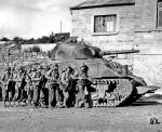 Sherman wyposażony w żerdzie ułatwiające pokonywanie żywopłotów, Belgia 1944 r. 