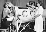 Ofiara polio, 34 - letnia Frances Robinson  w żelaznym płucu  (1950 rok). Obok jej syn
