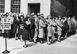 Nowojorczycy stoją  w kolejce, by bezpłatnie zaszczepić się przeciwko ospie (1947)