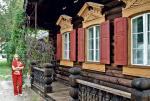 W niektórych z XIX-wiecznych drewnianych chatach mieszkają jeszcze potomkowie dawnych lokatorów, rosyjskich chórzystów