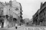 Zdjęcie Leopolda Pytki pochodzi z 1946 roku. Nazwa ulicy wywodzi się od trąbek wozów pocztowych wyjeżdża- jących spod gmachu dawnej Poczty Saskiej (pałac Wesslów)