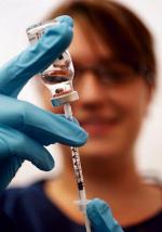 Pielęgniarki  z państw Unii Europejskiej przygotowują się do masowych szczepień chroniących przed wirusem A/H1N1 (zdjęcie  z ośrodka zapobiegania epidemii  zorganizowa-nego  w alzackim Hauguenau)