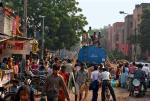 Dystrybucja wody z ciężarówki w slumsach w New Delhi