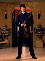 Joshua Bell gra na słynnych skrzypcach Stradivariusa z 1713 r., które niegdyś były własnością  wirtuoza  Bronisława Hubermana