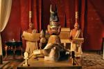 Kapłani w towarzystwie boga Anubisa przygotowują ciało faraona do ostatniej drogi