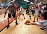 Na lekcjach wf. uczniowie przeważnie grają w gry zespołowe, zwykle w piłkę nożną i siatkówkę, a Marcin Gortat z NBA zachęca  do koszykówki. Na zdjęciu w hali w Warszawie w lipcu tego roku