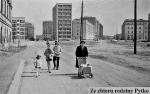 Zdjęcie pochodzi z 1961 roku. Ulica powstała po II wojnie światowej śladem ulicy Gęsiej na ruinach getta, jednak na wschodzie została wygięta w stronę południową do skrzyżowania ze Świętojerską