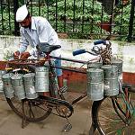 „Dabbawala  – perfekcyjny chaos” opowiada  o ulicznych roznosicielach posiłków w Bombaju