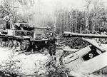 Sowieckie działo pancerne SU-76  i zniszczony niemiecki czołg Panzer IV, 1944 r. 