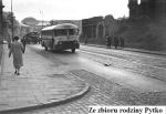 Zdjęcie Leopolda Pytki pochodzi z 1955 roku. Ulica na zdjęciu łączy trzy najpiękniejsze, historyczne place Warszawy