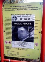 *Taki plakat wisiał wczoraj na jednym z placów zabaw na Pradze 