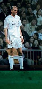 Gwiazdor futbolu Zinedine Zidane sfilmowany przez gwiazdorów sztuk wizualnych 