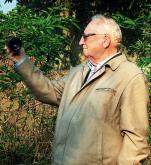 Antoni Kiljanek z odnalezioną po 70 latach butelką z dokumentami 