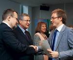 Stypendia wręczał wczoraj  członek zarządu NBP Jakub Skiba (na zdjęciu  z lewej).  Bank centralny jest jednym  z fundatorów stypendiów