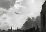 Niemiecki bombowiec Ju-87 Stuka nad powstańczą Warszawą 