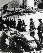 Niemcy przy samobieżnej minie Goliat, Wola, sierpień 1944 r.