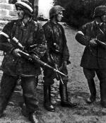 Trzej żołnierze plutonu „Alek”, kompanii „Rudy” z Batalionu „Zośka” w zdobytej „Gęsiówce”, 5 sierpnia 1944 r. 