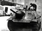 Zdobyte w Śródmieściu niemieckie działo pancerne Hetzer nazwane przez powstańców „Chwatem” 