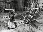 Dziewczynka przy grobie na jednym ze śródmiejskich podwórek 