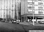 Zagadka na nowy tydzień. Fotografia pochodzi z 1983 roku. Ulica widoczna w kadrze do II wojny światowej pełniła rolę wolskiej promenady. Dziś utraciła swoje znaczenie