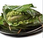 Filet rybny w panierce z zielonej herbaty w liściach bananowca 