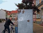 Pomnik wydarzeń sprzed 20 lat  na Targu Drzewnym w Arnstadt