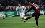 Ronaldinho nie biega  jak kiedyś,  ale strzelać  z rzutów karnych wciąż potrafi. Strzelił wyrównującego gola dla Milanu w meczu  z Realem. Remis 1:1 utrzymał się  do końca