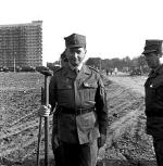 Minister obrony narodowej gen. Wojciech Jaruzelski w roku 1978 wykazywał się aktywnością podczas czynu partyjnego. Z tyłu widać rzędy wojskowych ciężarówek, którymi podwieziono mundurowych. Nie lepiej było zabrać jakąś maszynę do kopania?