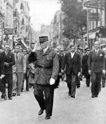 Pochód w Vichy po ukonstytuowaniu władz Państwa Francuskiego –  na pierwszym planie marszałek Pétain, za nim po prawej premier rządu  Pierre Laval, lipiec 1940 r.  