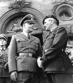 Jacques Darnand, dowódca nacjonalistycznej Milicji Francuskiej,  i Karl Oberg, dowódca SS i policji w Paryżu, 1944 r. 