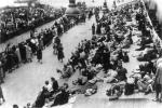 Żydzi zebrani na paryskim torze kolarskim d'Hiver przed deportacją do obozów zagłady, sierpień 1942 r. 