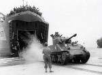 Czołgi 2. Dyw. Panc. zjeżdżają na ląd w Normandii, początek sierpnia 1944 r.