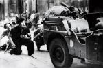Powstańcy paryscy podczas starcia z Niemcami na jednej z ulic miasta 