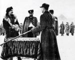 Maria Markiewicz wręcza ppłk. Kiwerskiemu w imieniu ludności powiatu kowelskiego sztandar 27. Wołyńskiej DP AK, marzec 1944 r. 