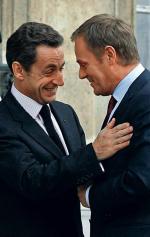 Nicolas Sarkozy witał Donalda Tuska przed Pałacem Elizejskim