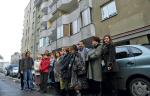 Mieszkańcy bloku przy ul. Kowieńskiej 9 zjednoczeni walczą o prawo do swoich mieszkań