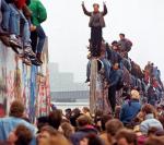 Mur runął. Tłumy wschodnich i zachodnich berlińczyków ogarnęła euforia (listopad 1989 r.)
