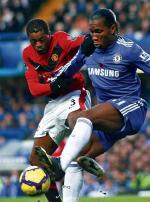 Chelsea – Manchester 1:0. Didier Drogba walczy z Patricem Evrą