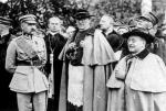 Z prawej  – nuncjusz apostolski Achille Ratti (późniejszy  papież Pius XI).  Z lewej  – marszałek Józef  Piłsudski.  W środku  – abp  Aleksander Kakowski  metropolita warszawski