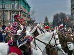 Szwadron kawalerii Wojska Polskiego defiluje przed frontem orkiestry reprezentacyjnej WP