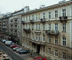 Dom przy ul. Mokotowskiej 50 oraz widniejąca na nim tablica, Piłsudski mieszkał tu od 13 do 29 listopada 1918 roku