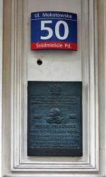 Dom przy ul. Mokotowskiej 50 oraz widniejąca na nim tablica, Piłsudski mieszkał tu od 13 do 29 listopada 1918 roku