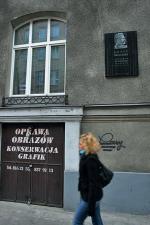 Dom przy ul. Koszykowej 70 oraz wmurowana na jego ścianie tablica
