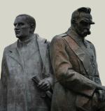 Roman Dmowski i Józef Piłsudski — rzeźby z warszawskich pomników / fot. Magda Starowieyska, fotomontaż Andrzej Baranowski